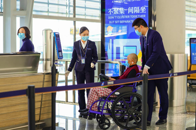 老人也能輕松“飛” 旅客票務代理為老年出行保駕護航